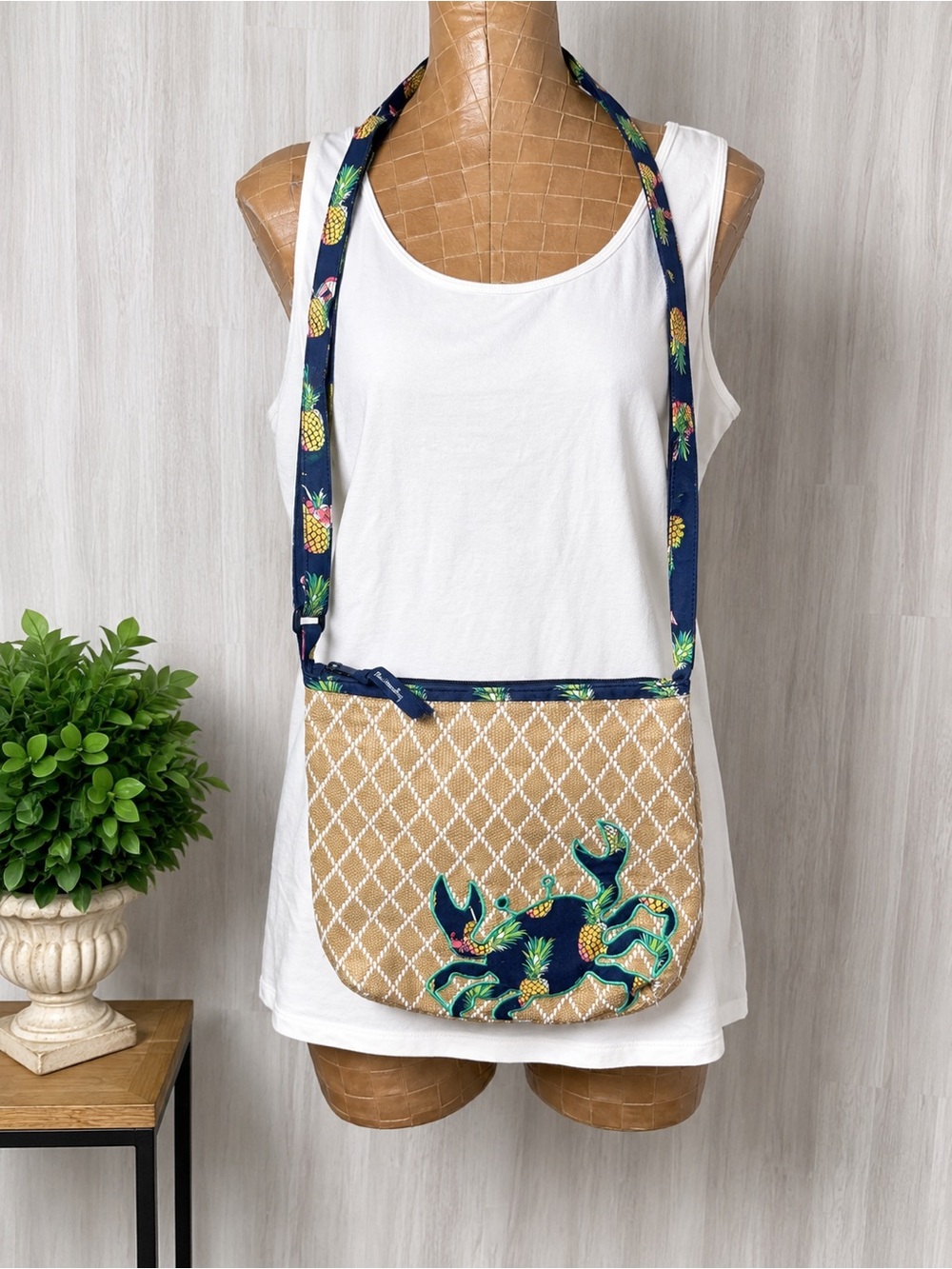 Vera Bradley Tropical Crab Crossbody Bag Pineapple Print Straw Look Beach Purse